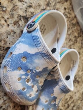 *nd Sz 10 Crocs Out Of This World Cloud Print Clogs with Rainbow Strap - Blue